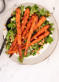 Ensalada de Zanahoria, hojas verdes y aderezo de yogurt